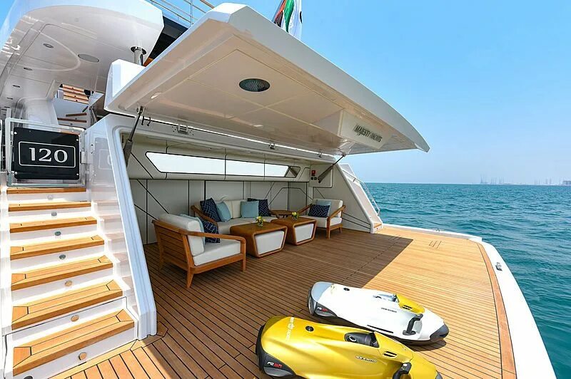 Как читается яхта. Яхта gulf craft. majesty 120. яхта азимут 120. majesty 50 яхта.