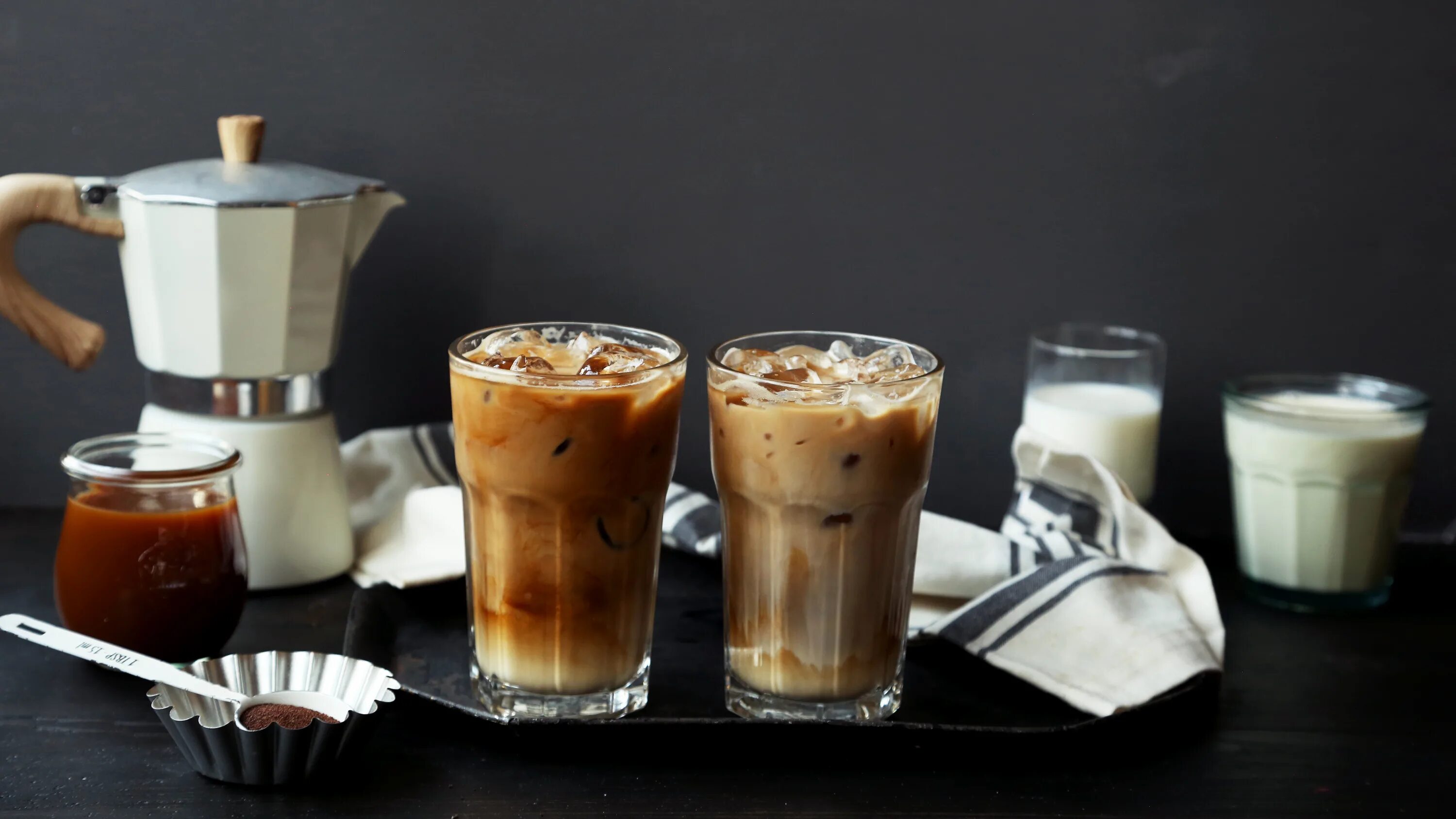 Фраппучино айс. Холодный кофе ( Iced Latte). Айс латте Эстетика. Кофе со льдом. Холодный кофе с льдом