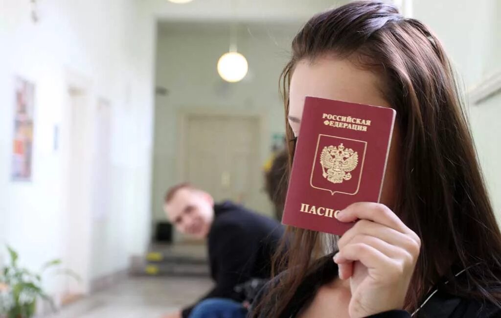 Российское гражданство квартира. Человек с загранпаспортом.