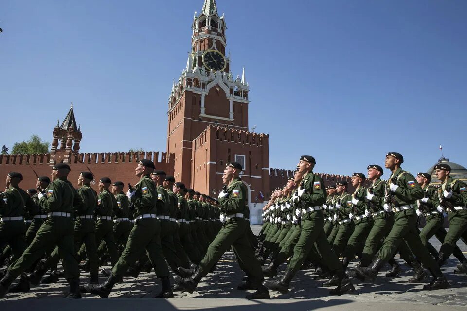 Солдаты на параде. Парад на красной площади. Солдаты на красной площади. Войска на красной площади. Шагают по площади