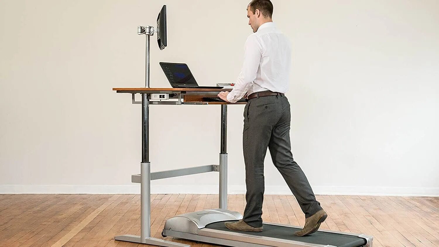 Standing desk. Компьютерный стол стоячий. Рабочее место стоя за компьютером. Компьютерный стол для работы стоя. Компьютерный стол поднимающийся.