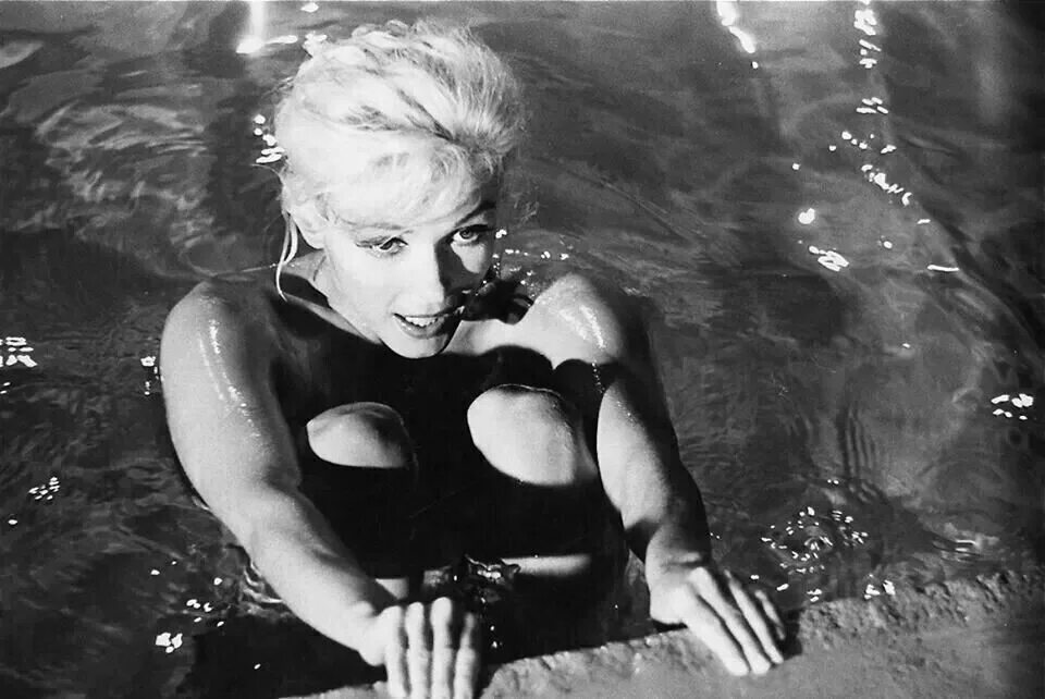 мэрилин бассейн 1962. мэрилин монро 1962 фото. монро 1962.