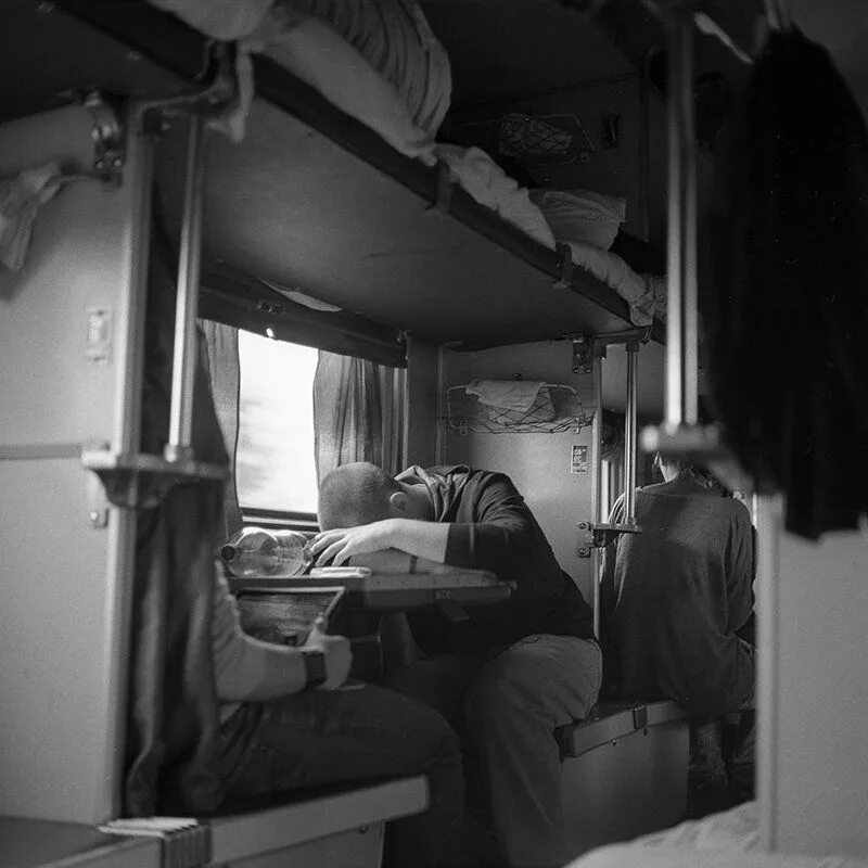 Поезд внутри. Вагон поезда внутри плацкарт. Вагон плацкарт. Вагон поезда внутри. Окно электрички.