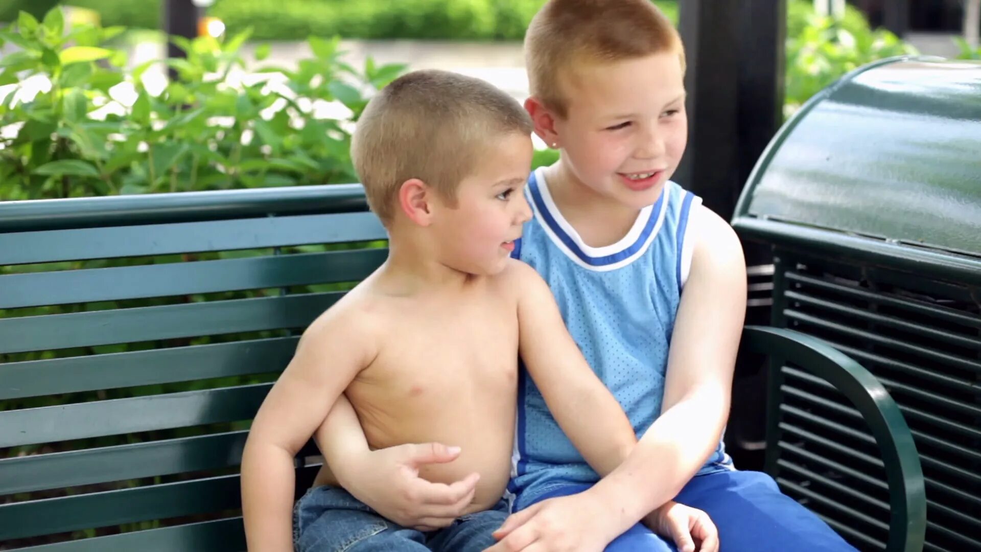 У мальчика встал дошкольники. Сын би. Аутисты черно-белое. Любовь двух мальчиков. Нос к носу брат и сестра.