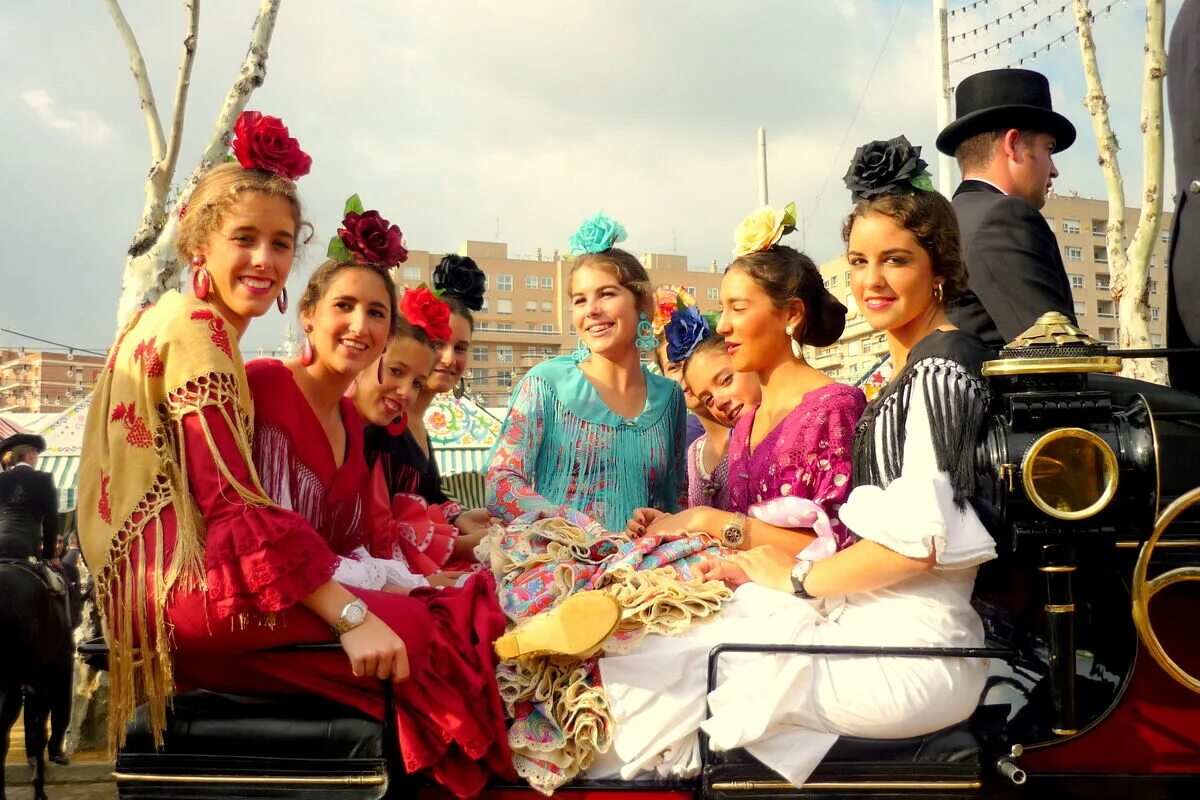 Андалусия фестиваль фламенко. Люди в Андалусии. Севильская ярмарка в Испании. Испания культура и традиции.