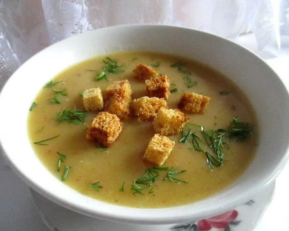 Куриный суп пюре с картофелем. Картофельный суп пюре. суп-пюре картофельный с гренками. суп пюре из бобовых. картофельный суп с гренками.