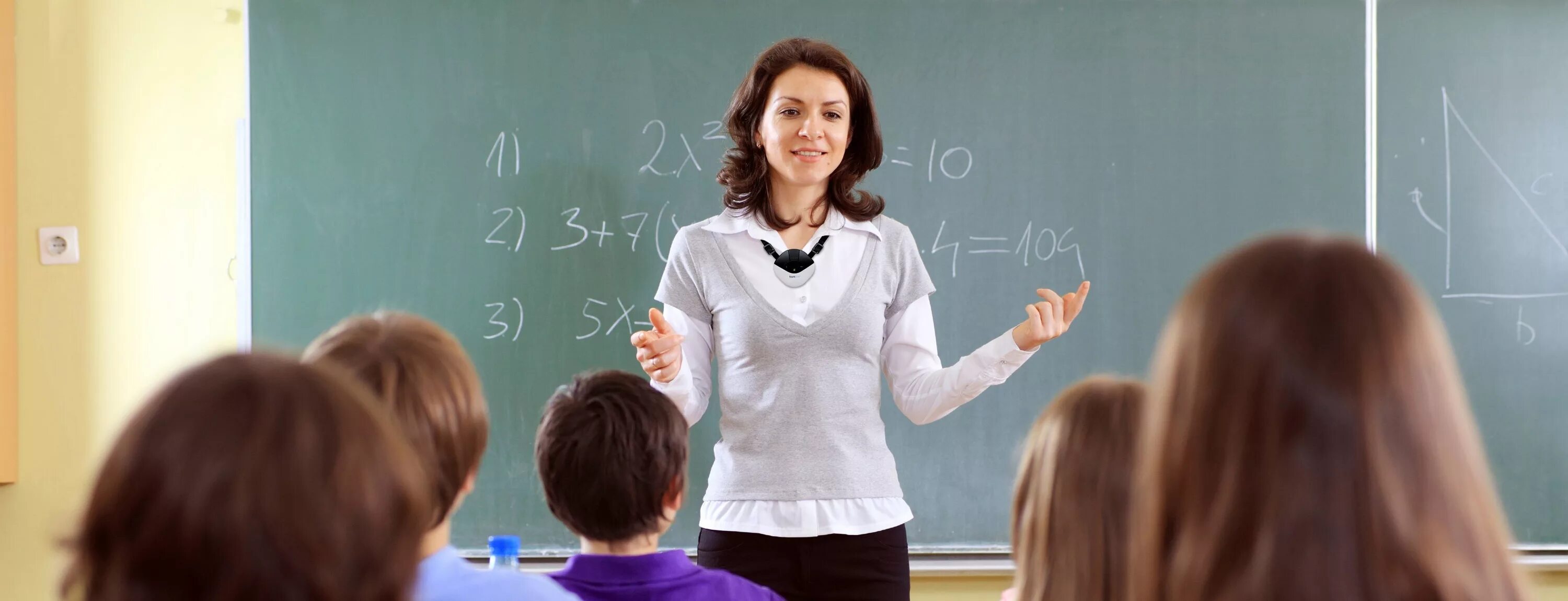 Учительница в классе. Первоклассник у доски. Педагог и ученик. Ученик е учительницу. Ученик е учительницу.