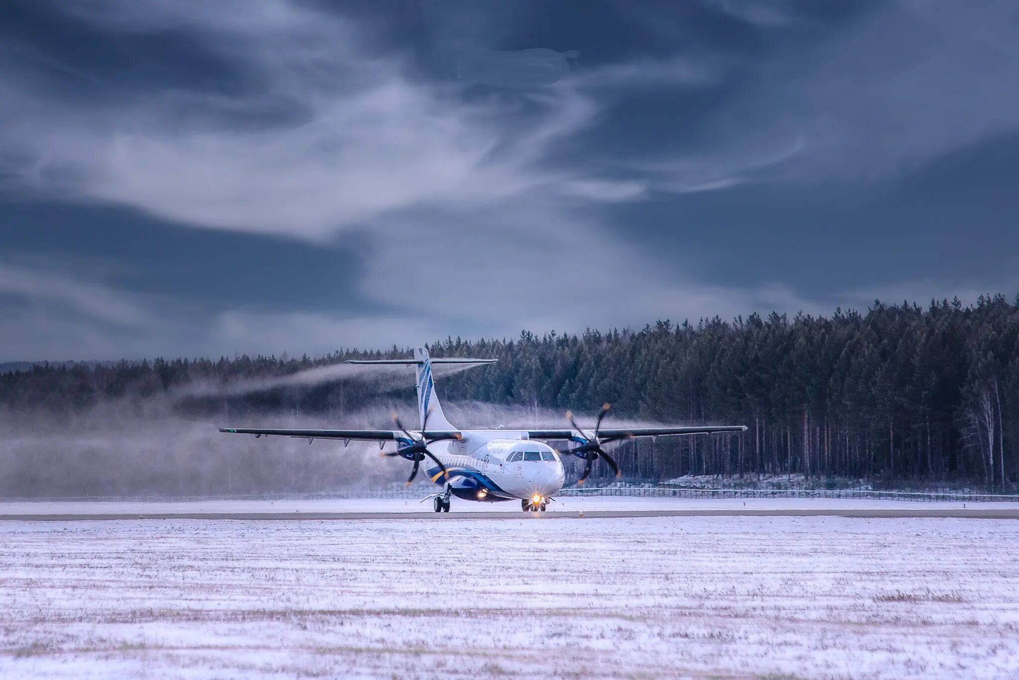 Самолет таксимо. КРАСАВИА самолет Красноярск. ATR 72 КРАСАВИА. КРАСАВИА самолеты 2023. Красноярск Нижнеангарск самолет.