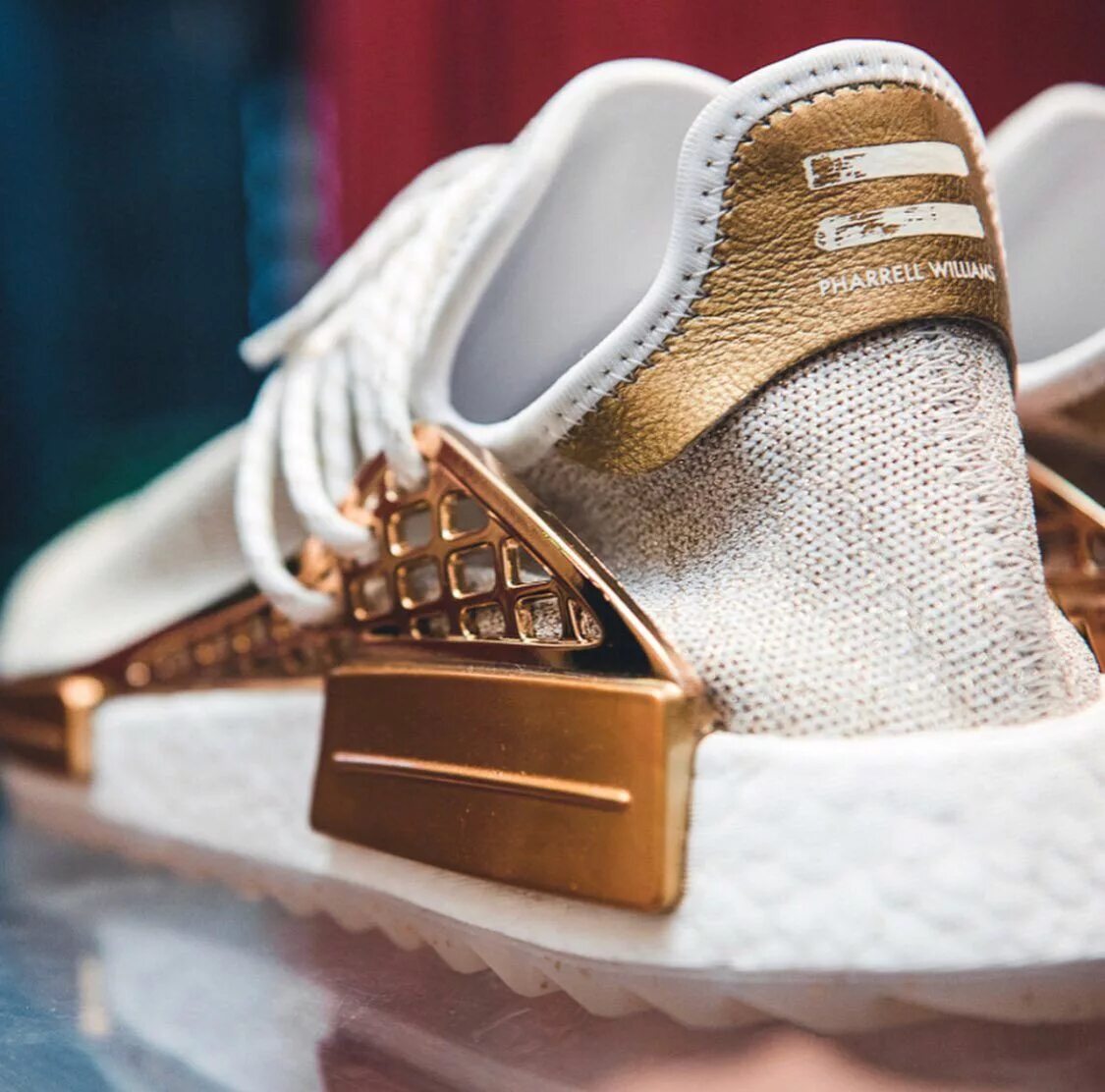 Как называется дорогие вещи. Adidas x pharrell gold. самые дорогие кроссовки. кроссовки adidas дорогие. самые брендовые кроссовки красивые.
