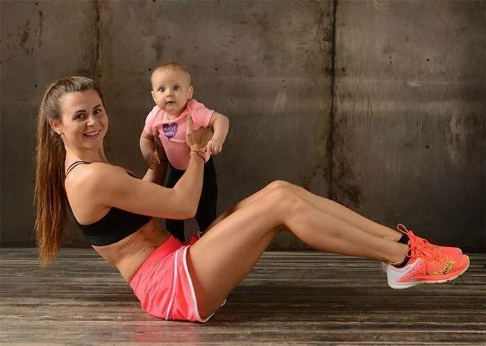 Спортивная мама. Фитнес мама. Фитнес мама и ребенок. Фитнес с ребенком на руках.