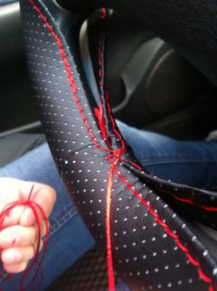 Оплетка чехол на руль. Сшивной чехол на руль автомобиля. Как сшить оплетку на руль. Оплётка на руль кия спектра 2006. Как сшить оплетку на руль.