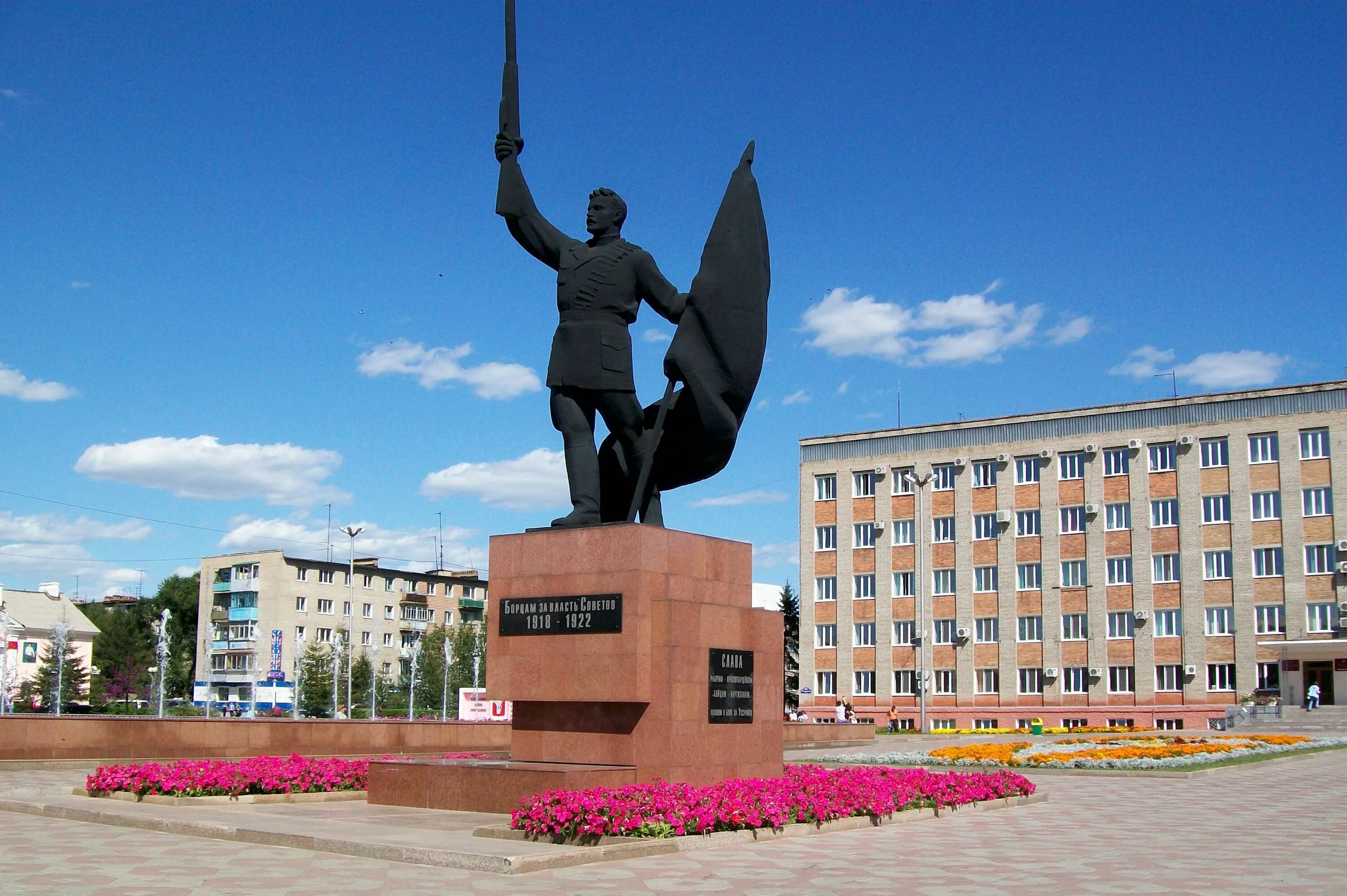 Уссурийск какой край. Город Уссурийск Приморского края. Город Уссурийск Приморский край площадь. Уссурийск памятник борцам. Центральная площадь Уссурийска.