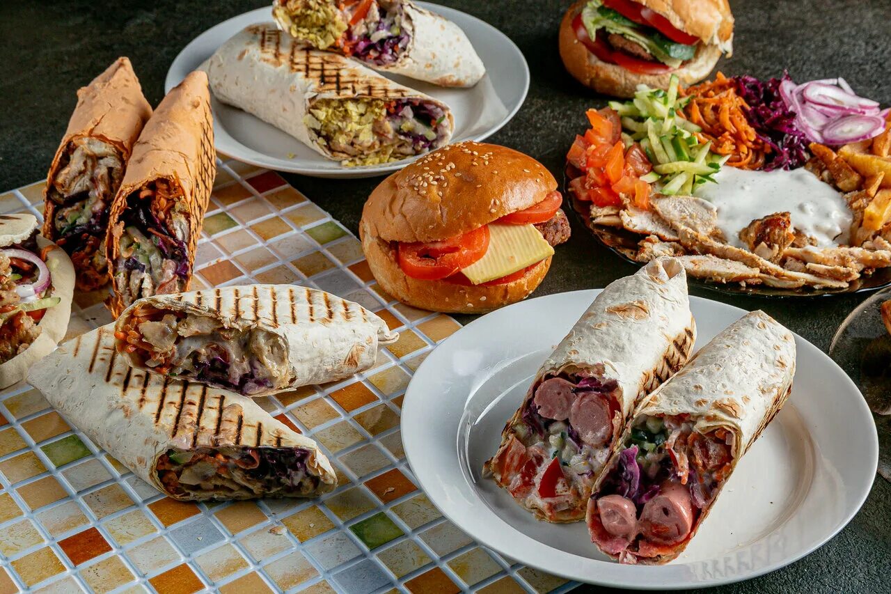 Еда в кафе. Лучшая еда. Бистро еда. Бистро еда. Ассортимент блюд в закусочной.