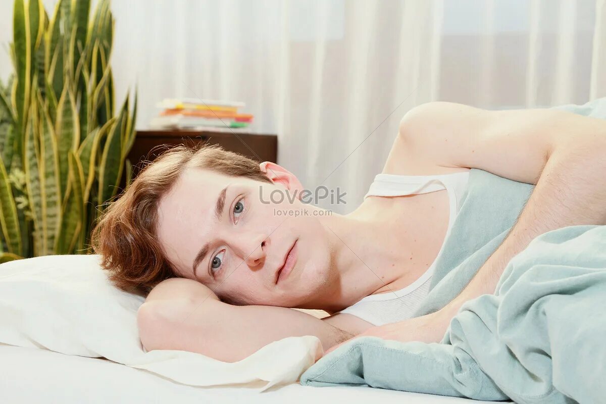 Мужчина в постели марс. Дио лежит на кровати. Man laying on Bed. Кашель человека в постели. Man laying in the Bed.