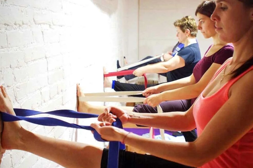 I busy i my yoga class. Айенгара йога айенгара. abbywinters yoga class. айенгара читать. как крепить веревки для йоги айенгара.