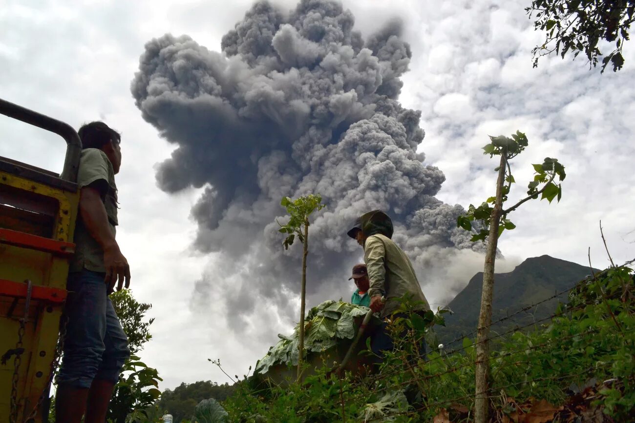 Почему опасны вулканы. Вулкан Синабунг извержение. Вулкан Синабунг в Индонезии. Извержение извержение в Индонезии. Опасность от вулкана.
