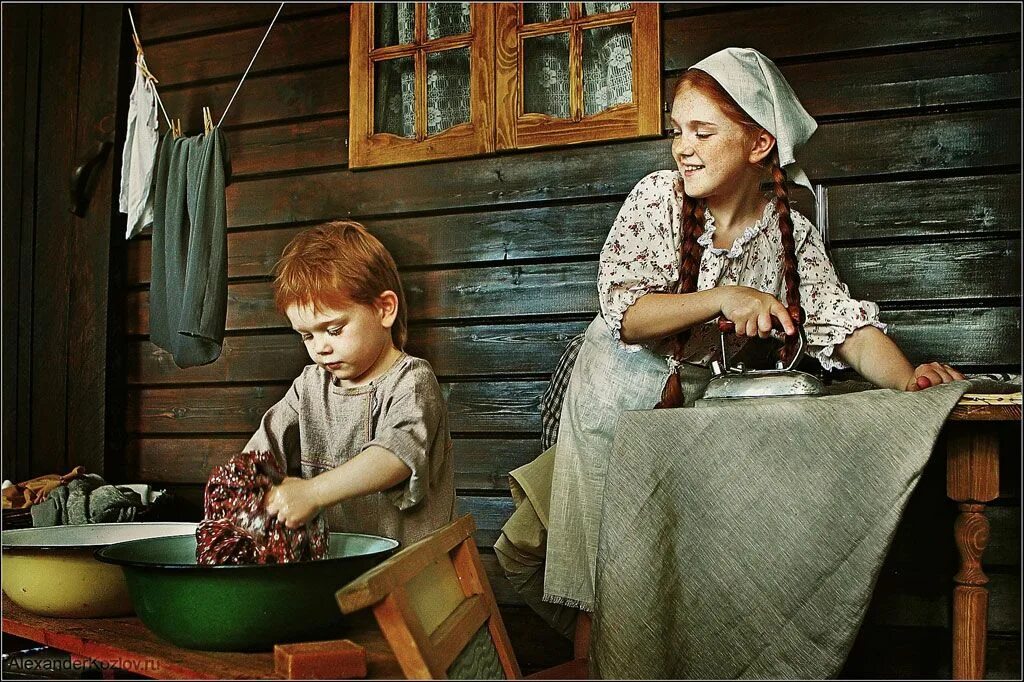 Дети воспитанные мамой и бабушкой. Сельские дети. воспитание детей в деревне. дом в деревне для детей. деревенские мальчишки.