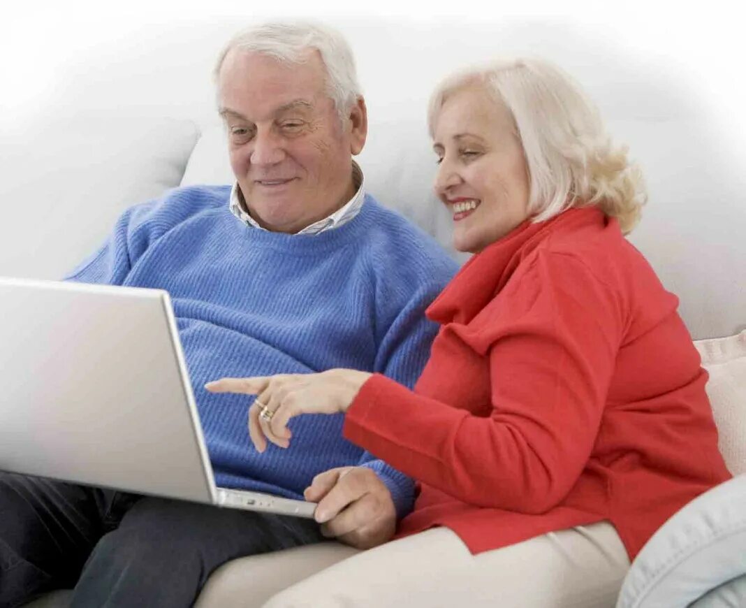 Пенсионеры и компьютер. Компьютерные занятия для пенсионеров. Пенсионеры. Старик за компьютером. Пенсионеры и компьютер.