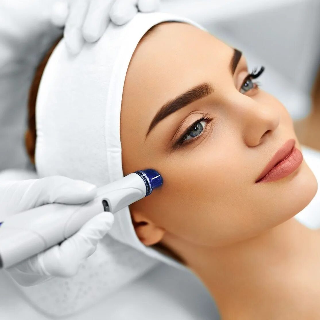 Хорошая аппаратная косметология. Вакуумный гидропилинг hydrafacial. алмазная микродермабразия hydrafacial. лицо косметология. аппаратная косметология для лица.