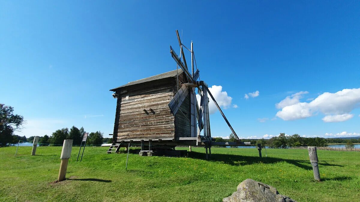 Покровский остров. Мельница на острове Кижи. Церковь воскрешения Лазаря Кижи. Остров Кижи. Рига на острове Кижи.