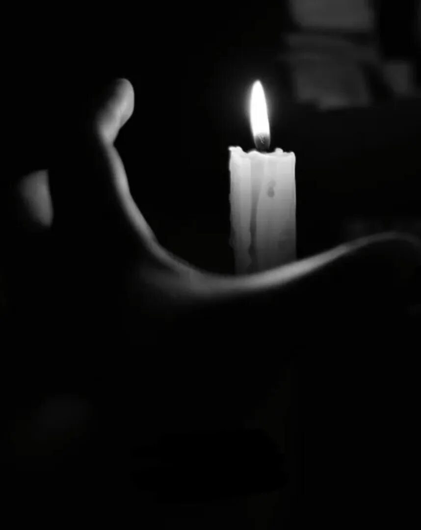 Свеча иконка. Черно белая свечка. Черно белая свечка. Свеча черная. Горящая свеча в руках.