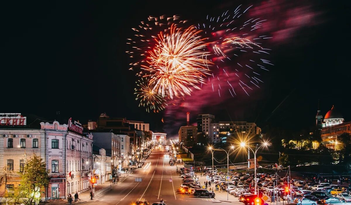 Курск салют 9 мая. Сталиногорск триумфальная арка. Красная площадь курск война. 2011 год курск. Ночной курск.