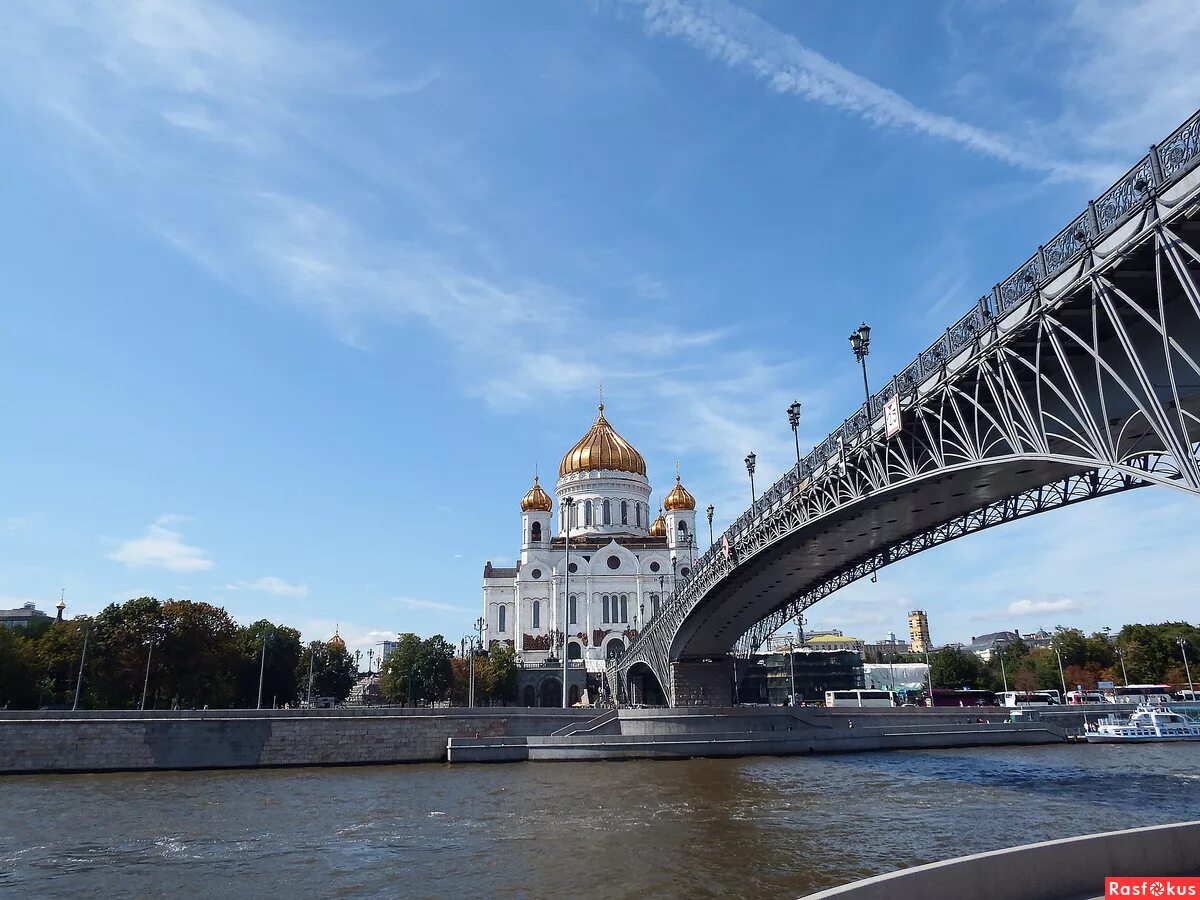 Патриарший мост в петербурге. Патриарший пешеходный мост москва. мост у храма христа спасителя в москве. патриарший мост смотровая площадка. мост у храма христа спасителя фото.