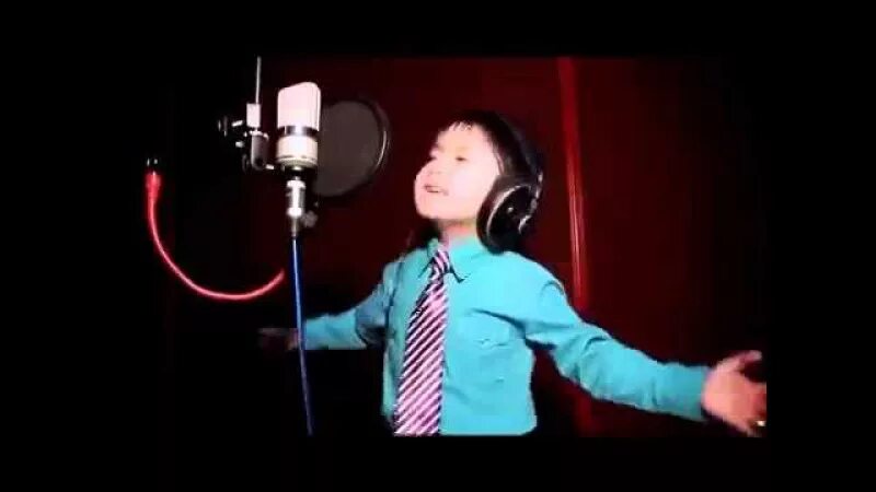 Мальчик поет про. Мальчик поет. Узбекский мальчик поет. Мальчик узбек поет 4 года. Мальчик поёт женским голосом.