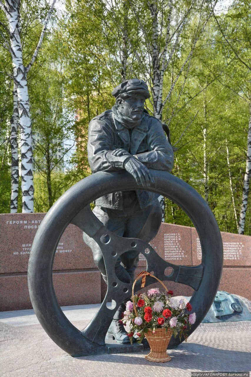 Памятник военному шоферу в брянске. Памятник военному шоферу. Памятник воинам водителям брянск брянск. Памятник воинам водителям брянск брянск. Памятник военным автомобилистам челябинск.