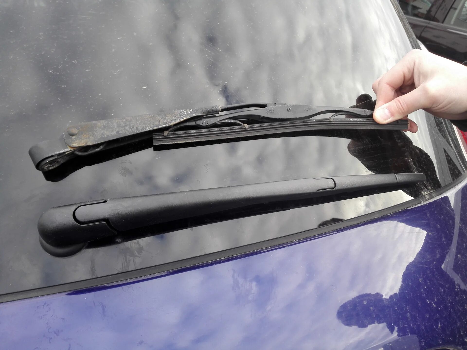 Крепление щётки н16. Задний дворник skoda fabia. Щетки стеклоочистителя 56 48 кайрон. Как поменять щетку стеклоочистителя на заднем стекле. Тип крепления задней щетки стеклоочистителя хавэйл н6.