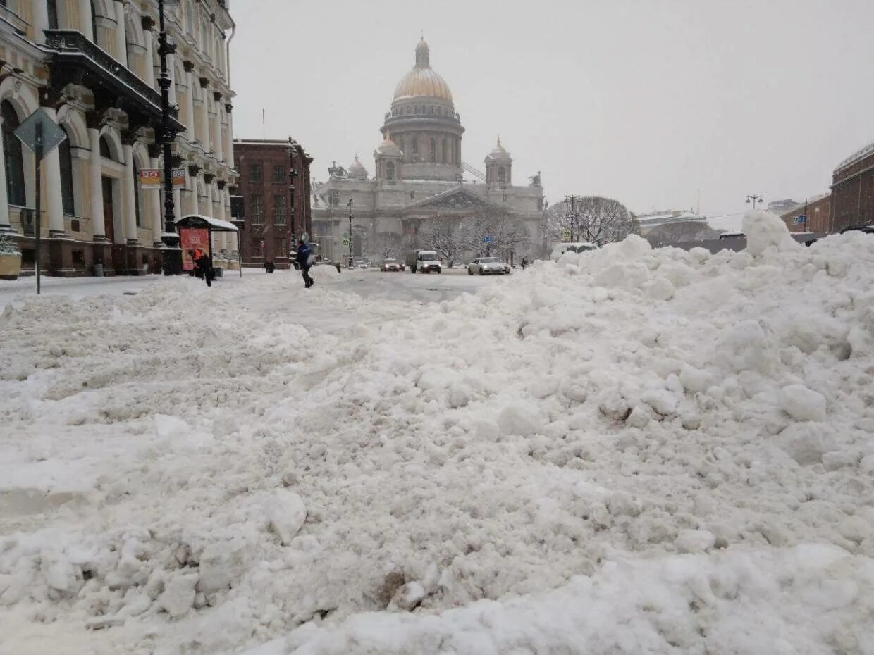 Москва какой будет зима. Санкт-Петербург снежный Покров. Снег в Питере. Снегопад в Питере. Сугробы в Петербурге.