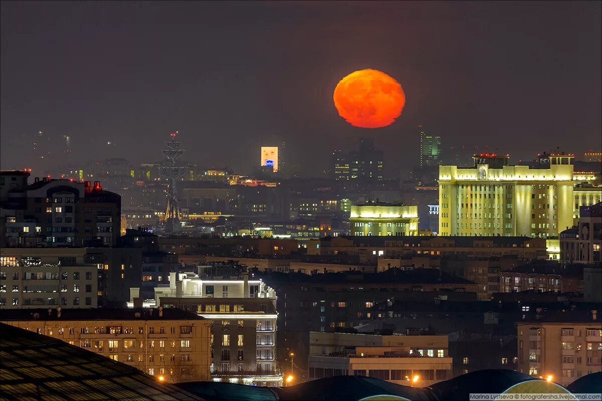 Во сколько сегодня взойдет. Большая Луна в Москве. Красная Луна. Огромная Луна над Москвой. Красная Луна Петербург.