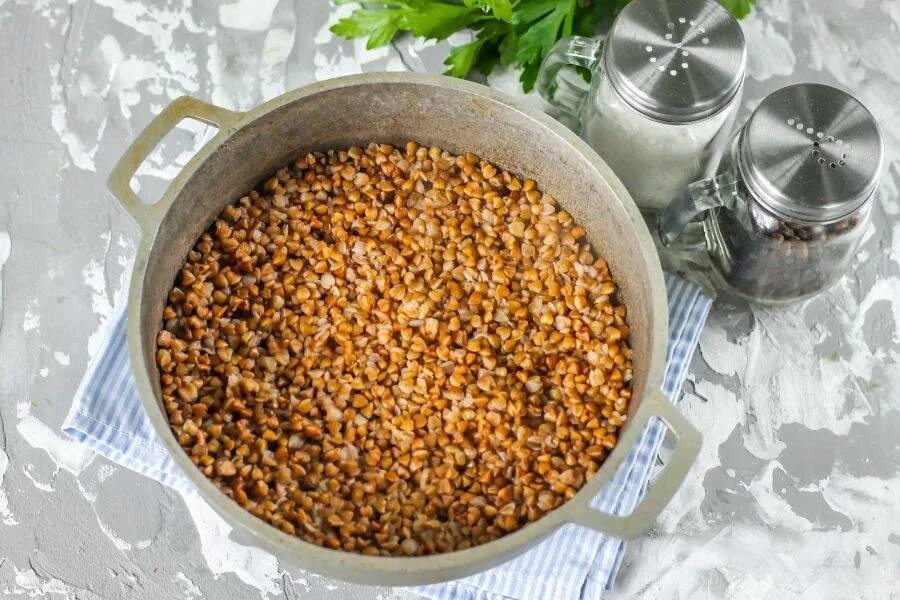 Отварная гречка на воде. Каша гречневая рассыпчатая. рассыпчатая гречка. гречка в кастрюле. гречка готовая.