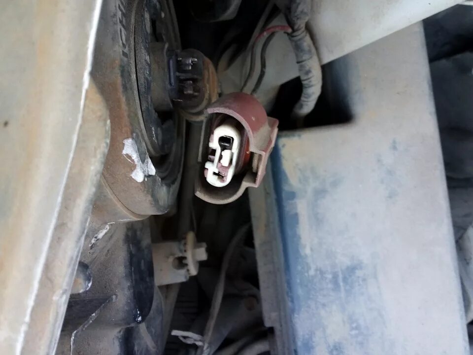 Замена ламп головного света H4 - Nissan Note (1G), 1,4 л, 2010 года расходники D