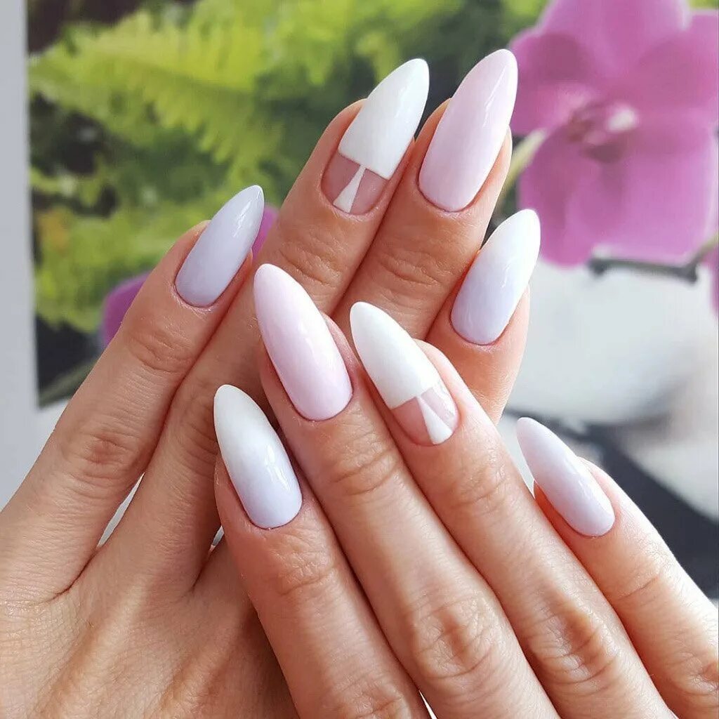 светлый маникюр на миндальную форму. ногти миндаль светлые тона. ногти миндаль. маникюр градиент нюдовый миндаль. маникюр.