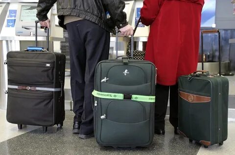 В аэропорту чемоданы пассажиров поднимают