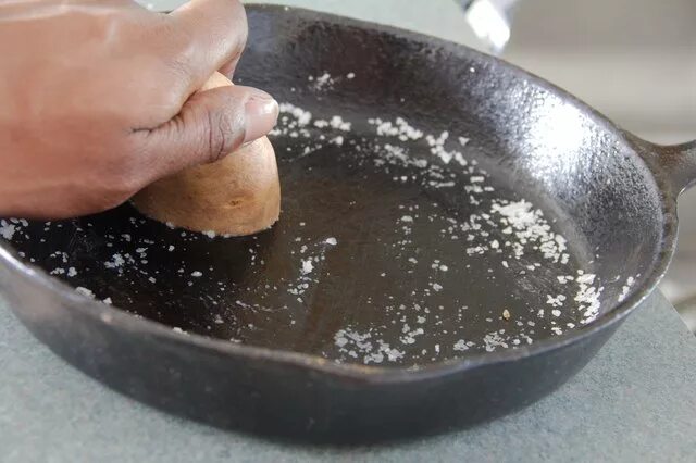Рецепт как очистить сковороду. Отмыть каменную сковородку. Каменная сковорода почернела. Каменная чистка. Шумовит для каменных сковородок.