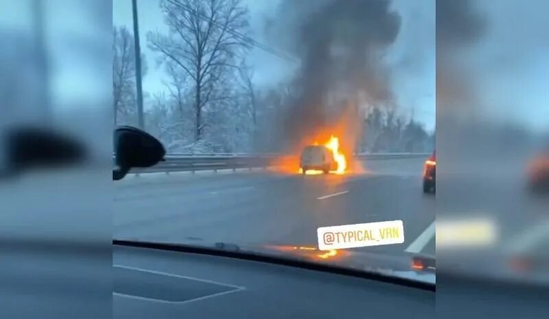 Уролог сгорел. Воронеж горели 4 машины. Машина на трассе вечером. Авария в Воронеже в субботу вечером.