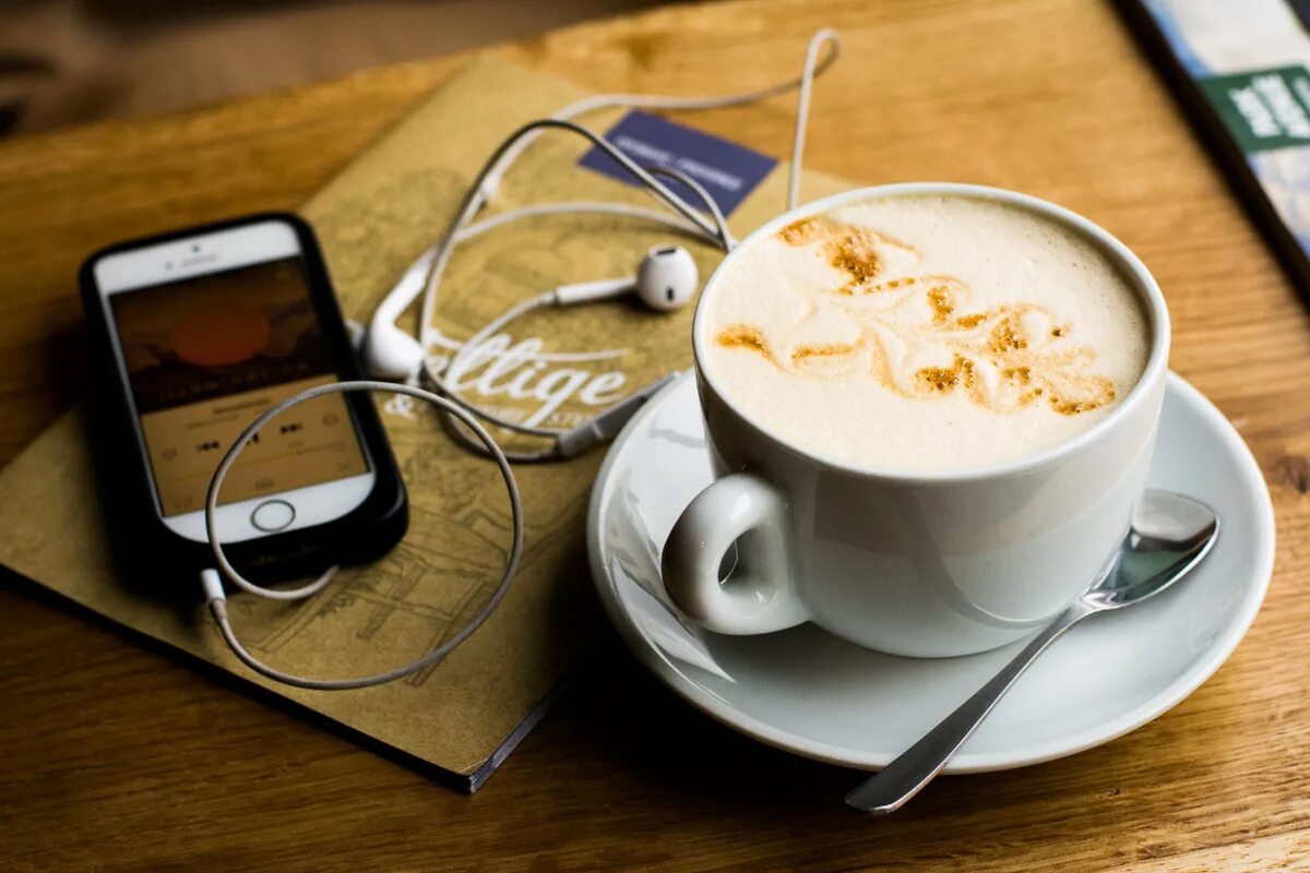 Хорошая утренняя музыка слушать. Кружка кофе. Чашка кофе на столе. "На чашечку кофе…?!". Утренний кофе.