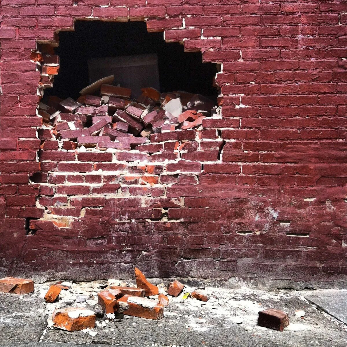 Wall стена. мужчина ломает стену. разрушенная кирпичная стена. Broke the wall. разбитая кирпичная стена.