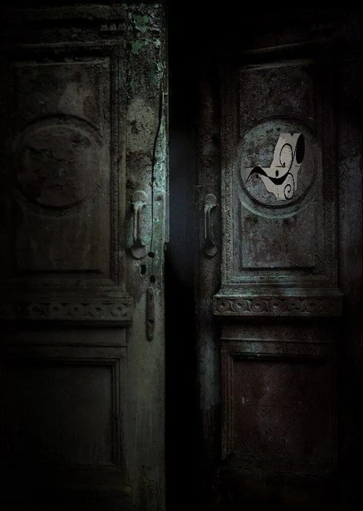 Жуткие двери. Старинная дверь в комнате. Страшная дверь. Таинственная дверь. Открытая Старая дверь.