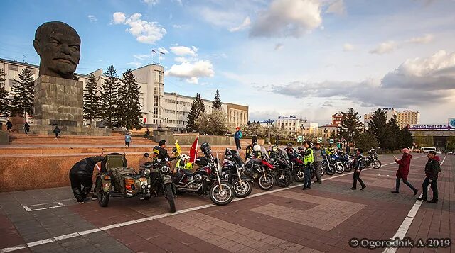 Мотоцикл улан удэ. Байкеры Улан-Удэ. Набережная Улан Удэ байкеры. Мотоциклы в Улан-Удэ. Гонки на мотоциклах в Улан Удэ.