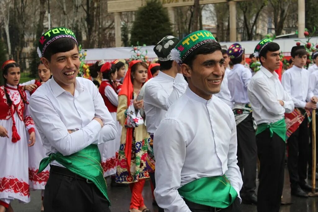 Таджики в душанбе. Навруз Таджикистан Душанбе. Навруз атлас. Памирский Навруз. Навруз Бадахшан.