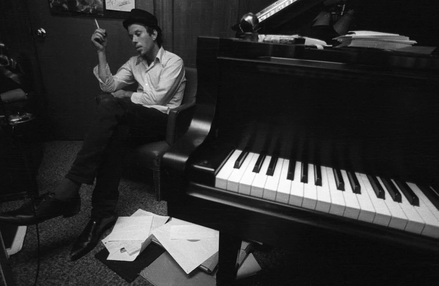 1 tom play the piano. Tom waits. Том Уэйтс фото. Tom waits 1992. Том Уэйтс с пианино.