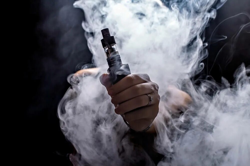 Дым от электронной сигареты. Курение электронных сигарет. Vape stock. Вейп сток. Vape на белом фоне.