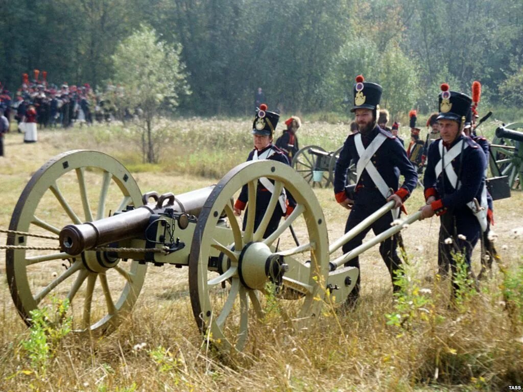 Военно исторические темы. Реконструкция войны 1812 в Бородино. Бородинская битва артиллерия 1812. Артиллерия Бородино 1812. Бородинское сражение 1812 пушка.