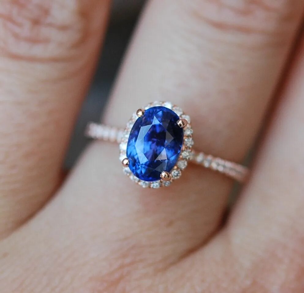 Сапфир на пальце. Abr4121 кольцо сапфир. Sapphire Royal Blue Ring. Сапфир кольца с сапфиром. Сапфир сантьен это.