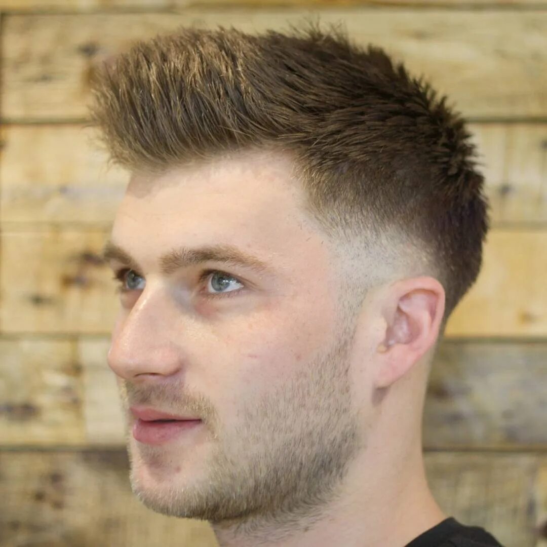 Low taper fade. Стрижка фейд полубокс. Фейд канадка. Стрижка фейд андеркат.