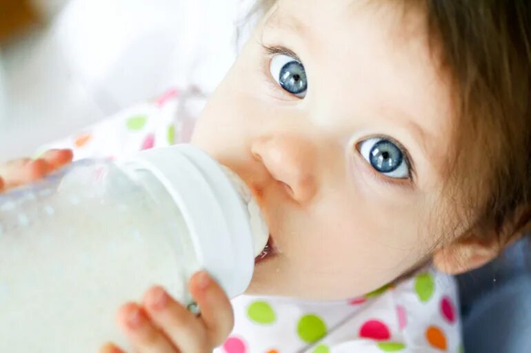 Съесть бутылочку. Малыш с бутылочкой. Малыш молоко. Малыш пьет из бутылочки. Малыш пьет молоко из бутылочки.