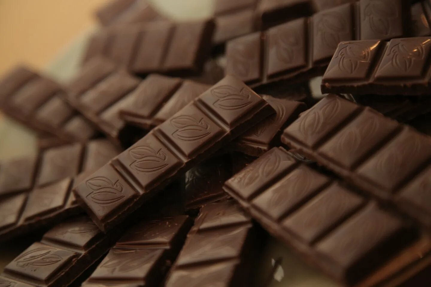 Шел шоколад. Шоколад. Шоколадные изделия. Молочный шоколад. Шоколадка Россия.